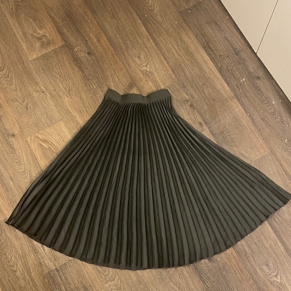 Elegant Dark Green Pleated Skirt